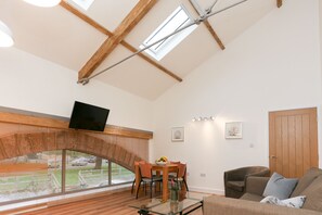 Apartamento, baño privado | Salón