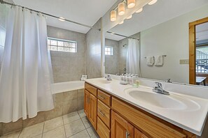 キャビン ベッド (複数台) スパ浴槽 | バスルーム | タオル