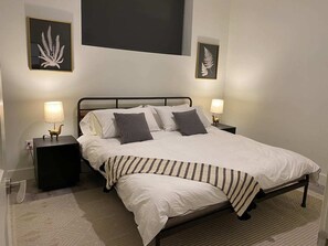 2 bedrooms, iron/ironing board, free WiFi, bed sheets - Private Balcony | Walk to Everything | 2+2 (Kansas City)