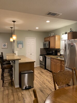 Full-sized fridge, microwave, oven, stovetop