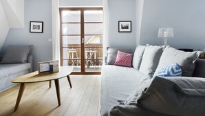 Ein modernes Wohnzimmer mit einer Couch, einem Couchtisch und einer Lampe.