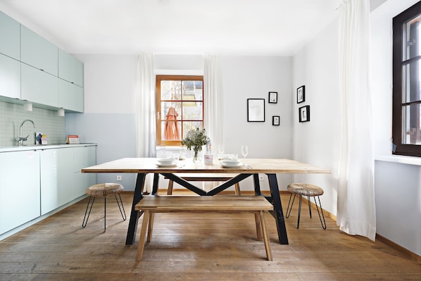 Apartamento, 3 habitaciones, balcón (Extra Large) | Zona de estar | Smart TV de 48 pulgadas con canales por cable, una televisión
