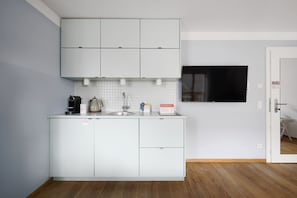 L 1 Bedroom Apartment, Balcony, Sofa Bed | Private kitchenette | Fridge, microwave, stovetop, espresso maker - Numa Salzburg Flute (Salzburg)