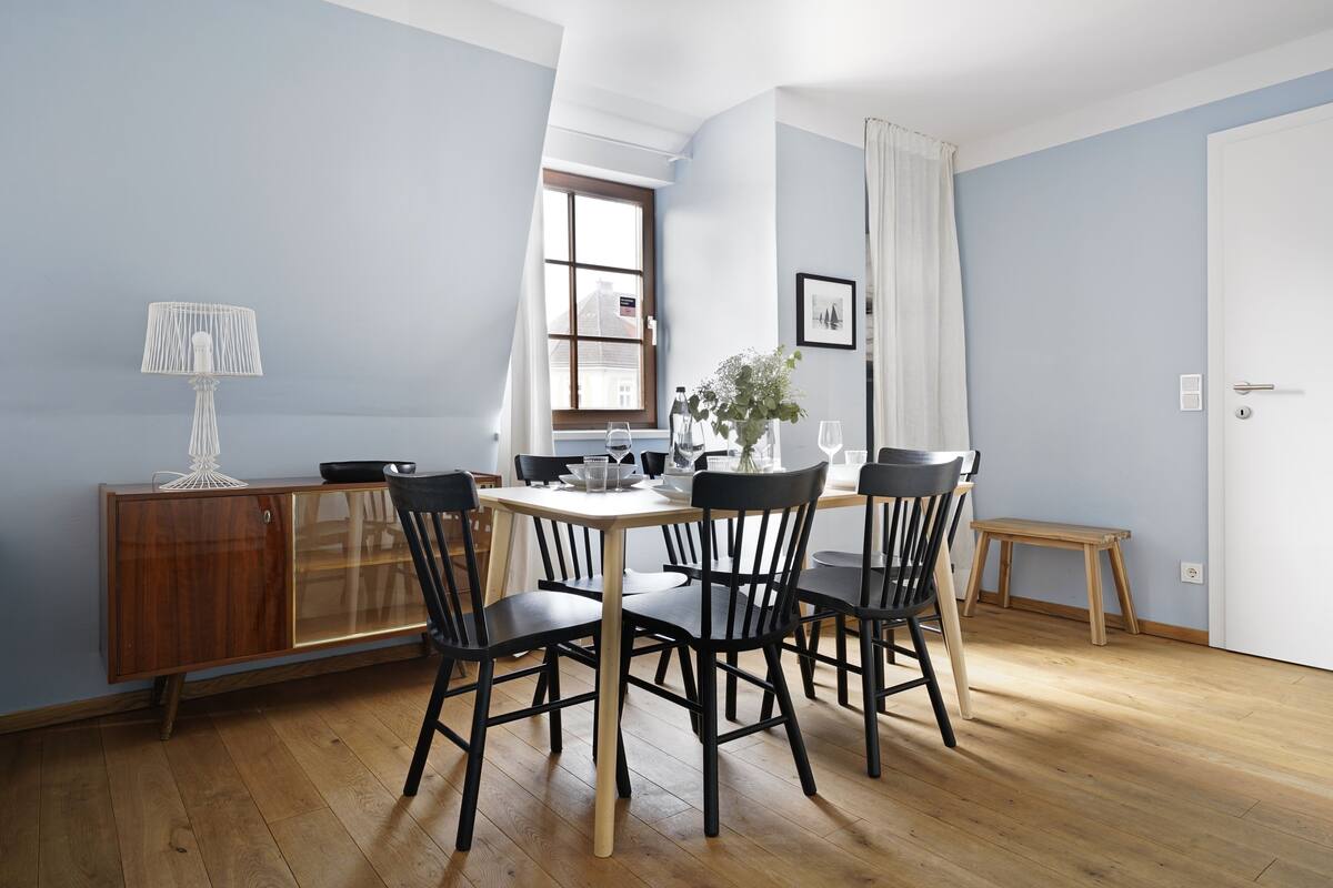 L 2 Bedroom Apartment, Balcony, Sofa Bed | Oppholdsområde | En 48-tommers smart-TV med kabel-kanaler samt TV og strømmetjenester
