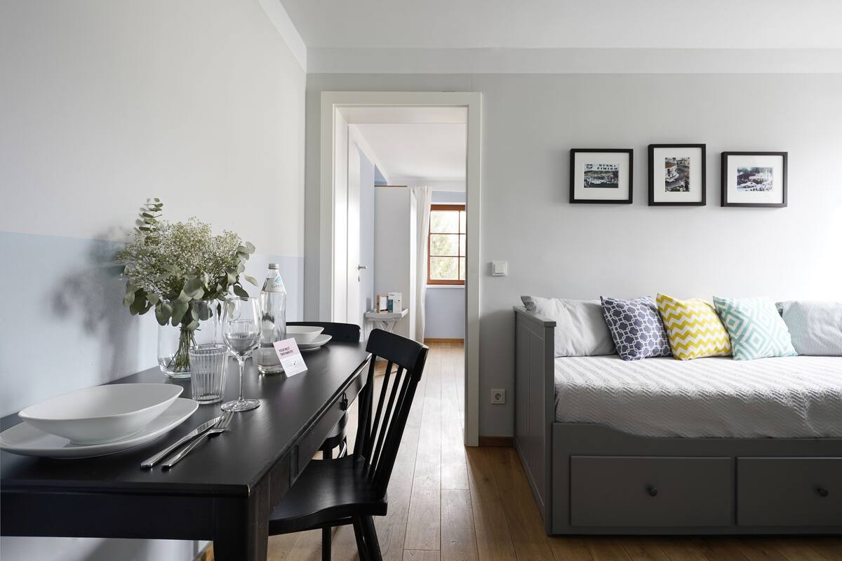 1 Bedroom Apartment with Sofa Bed | Oppholdsområde | En 48-tommers smart-TV med kabel-kanaler samt TV og strømmetjenester