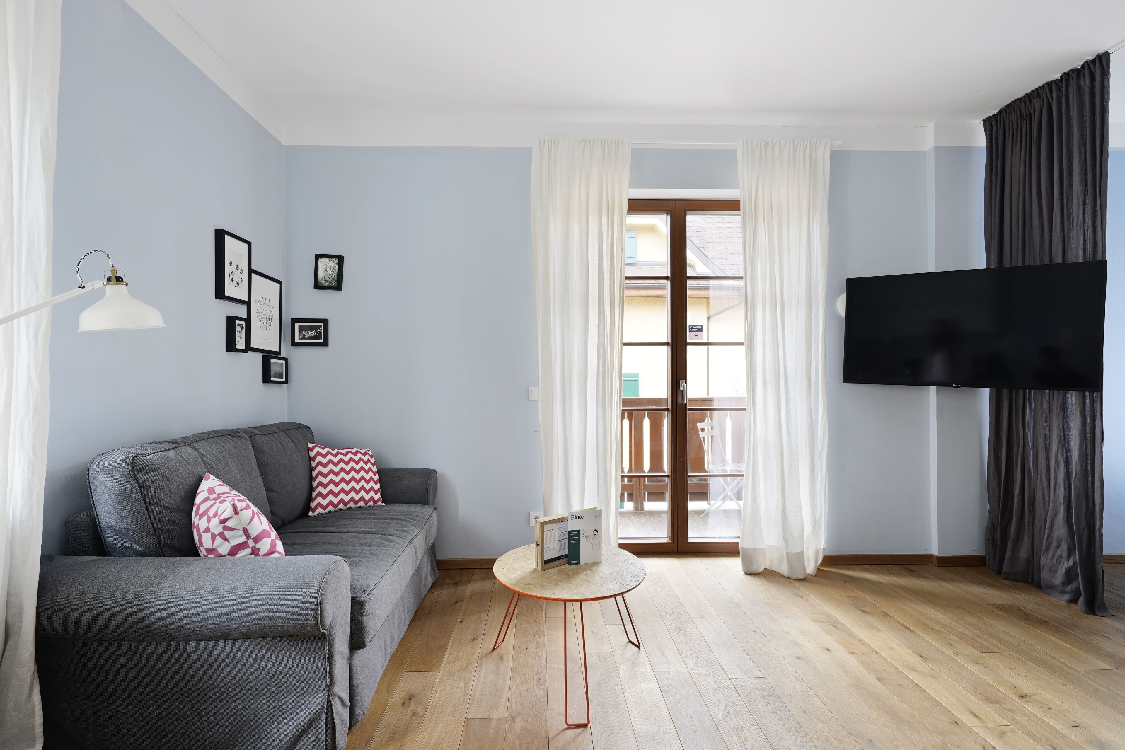 Large Studio, Kitchen, Terrace, Sofa Bed | Wohnbereich | 48-Zoll-Smart-TV mit Kabelempfang, Fernseher, Streaming-Dienste