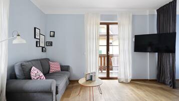 Large Studio, Kitchen, Terrace, Sofa Bed | Wohnbereich | 48-Zoll-Smart-TV mit Kabelempfang, Fernseher, Streaming-Dienste