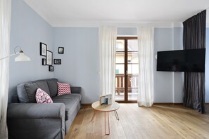 Large Studio, Kitchen, Terrace, Sofa Bed | Wohnbereich | 48-Zoll-Smart-TV mit Kabelempfang, Fernseher, Streaming-Dienste