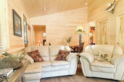 Corny's Hidden Gem: Luxe Cabin on the South Shore