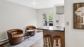 Appartement (Coldstream Townhome 7) | Salle de séjour | Télévision à écran plat, cheminée