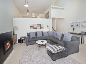 อพาร์ทเมนท์ (Coldstream Townhome 7) | ห้องนั่งเล่น | ทีวีจอแบน, เตาผิง