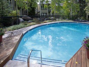 อพาร์ทเมนท์ (Coldstream Townhome 7) | สระว่ายน้ำ | สระว่ายน้ำกลางแจ้ง, สระน้ำอุ่น