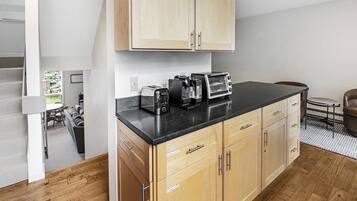 Apartment (Coldstream Townhome 7) | Private kitchen | Coffee/tea maker, toaster, cookware/dishes/utensils