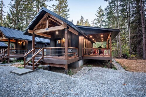 `Ski Chalet` A cozy little cabin in the woods