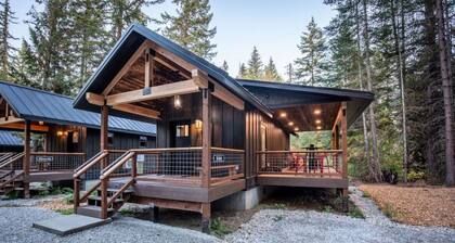 `Ski Chalet` A cozy little cabin in the woods