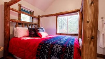 2 bedrooms, desk, WiFi, bed sheets