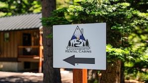 Señal de Leavenworth Rental Cabins con una flecha indicadora.