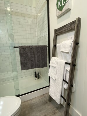 Ducha, secador de pelo, toallas, jabón