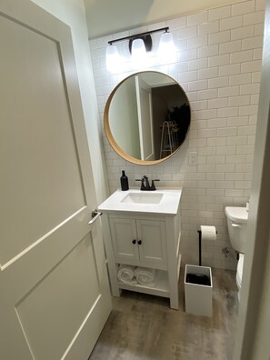 Ducha, secador de pelo, toallas, jabón