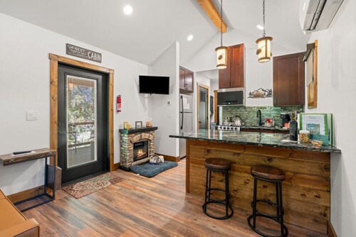 `Tall Pines` a cozy 1 bedroom Tiny Cabin