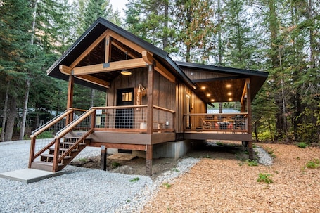 外観. `Lake House` tiny cabin near Lake Wenatchee with HOT TUB