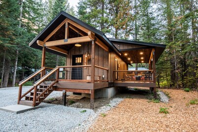 `Lake House` tiny cabin near Lake Wenatchee with HOT TUB