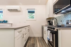 Refrigerador, cafetera/tetera, utensilios de cocina