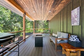 Outdoor dining - `Wilderness Lodge` 1 bedroom cabin in the woods (Leavenworth)