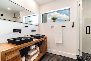 Shower, hair dryer, towels, soap - Tampa's LuxuryVIP Rooftop Townhome (Tampa)