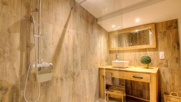 Douche, sĂšche-cheveux, serviettes fournies, papier toilette