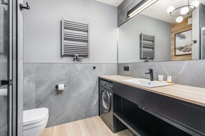 Shower, free toiletries, shampoo