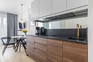 Jääkaappi, liesi, astianpesukone, kahvin-/teenkeitin