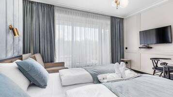 Iron/ironing board, WiFi, bed sheets