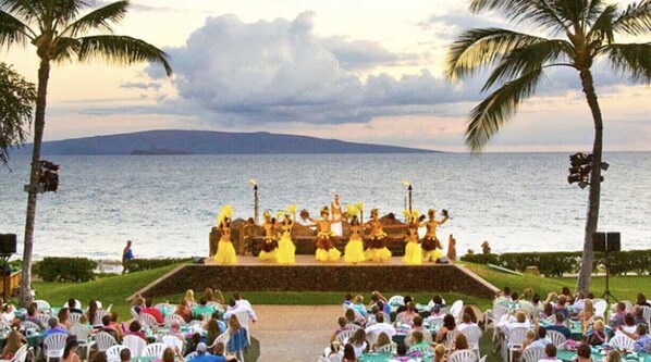 Outdoor banquet area - Waikiki studio USD68.00 per day (Honolulu)