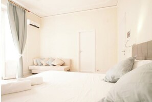 1 bedroom, desk, travel crib, free WiFi - Tuscan Sun Studios (Firenze)
