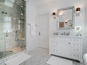 Combined shower/bathtub, jetted bath, hair dryer, towels - Sagaponack, Hamptons Designer Luxury, Tennis Court and 8 Bedrooms (Sagaponack)