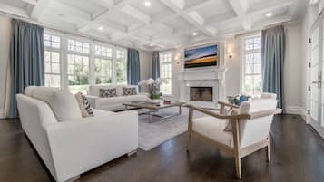 TV connectée, cheminée, table de tennis de table