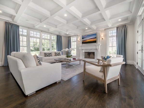 Smart-TV, Kamin, Tischtennisplatte