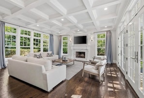 Smart TV, fireplace, ping pong - Sagaponack, Hamptons Designer Luxury, Tennis Court and 8 Bedrooms (Sagaponack)