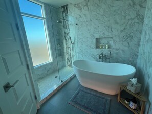 Bañera con ducha, secador de pelo, toallas, jabón