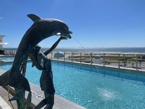 Emerald #701 Luxury 3BR/2.5BA w/Huge Wraparound Balcony, Pool & Hot Tub