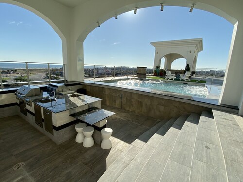 Emerald #701 Luxury 3BR/2.5BA w/Huge Wraparound Balcony, Pool & Hot Tub