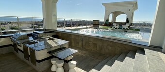 Emerald #701 Luxury 3BR/2.5BA w/Huge Wraparound Balcony, Pool & Hot Tub