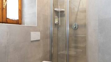 Doccia, asciugacapelli, bidet, asciugamani