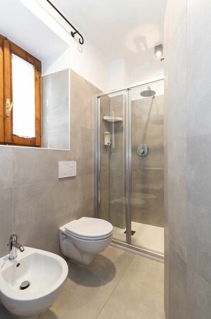 Shower, hair dryer, bidet, towels - Perla two-room apartment with valley view (Spello)