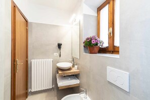Shower, hair dryer, bidet, towels - Perla two-room apartment with valley view (Spello)