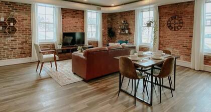 ★ Thompson Place: Premier Modern Downtown 2BR Loft