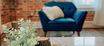 ★ Thompson Place: Premier Modern Downtown 2BR Loft