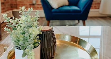 ★ Thompson Place: Premier Modern Downtown 2BR Loft