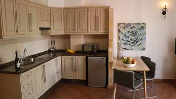 Een koelkast, een kookplaat, een koffiezetapparaat/waterkoker